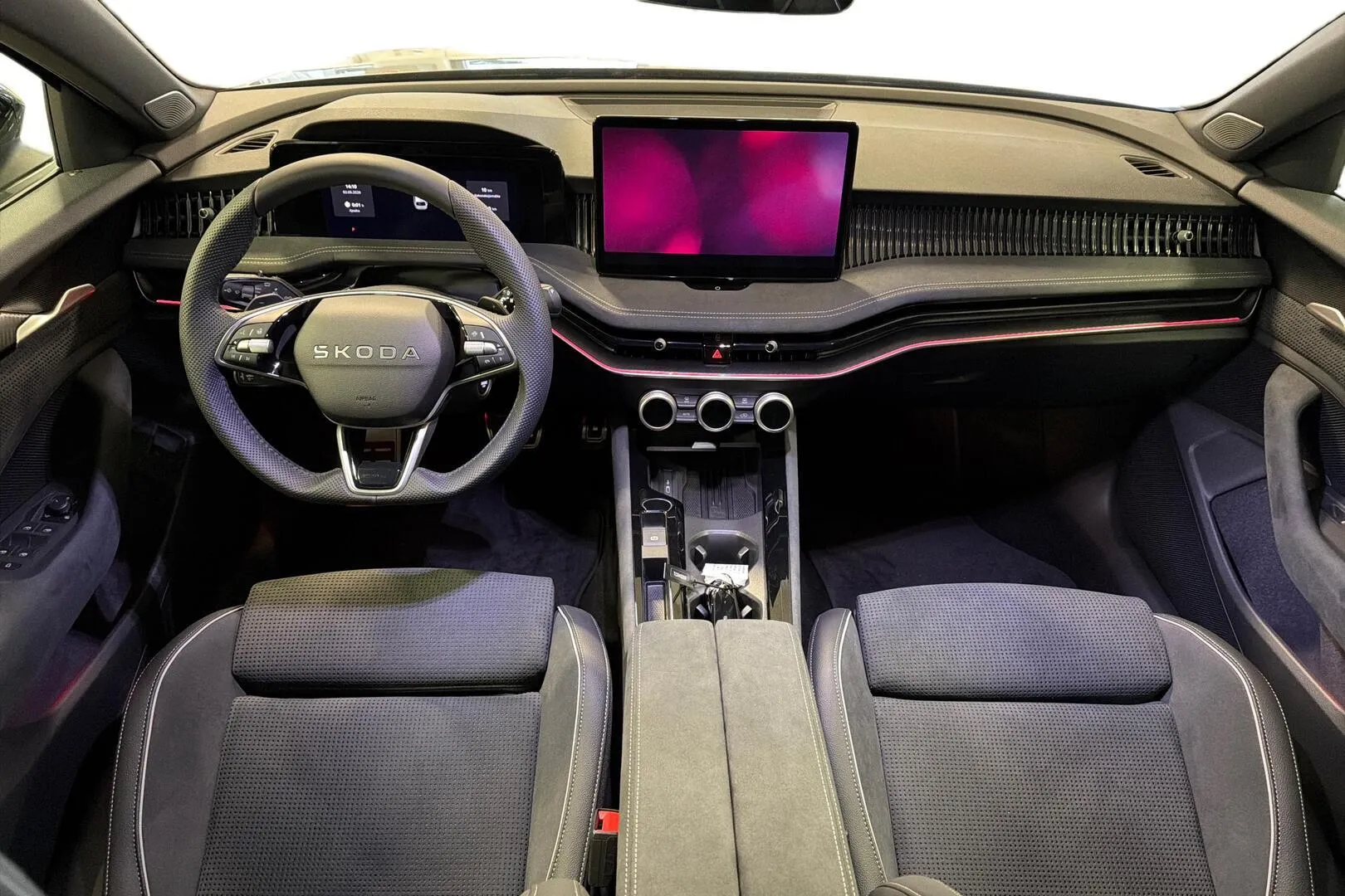 Skoda Superb ZRC-513 carousel image