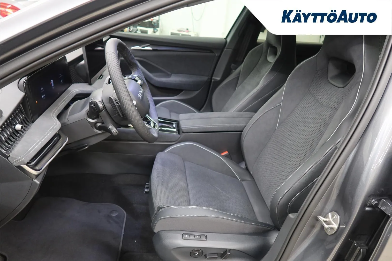 Skoda Superb ZRC-513 carousel image