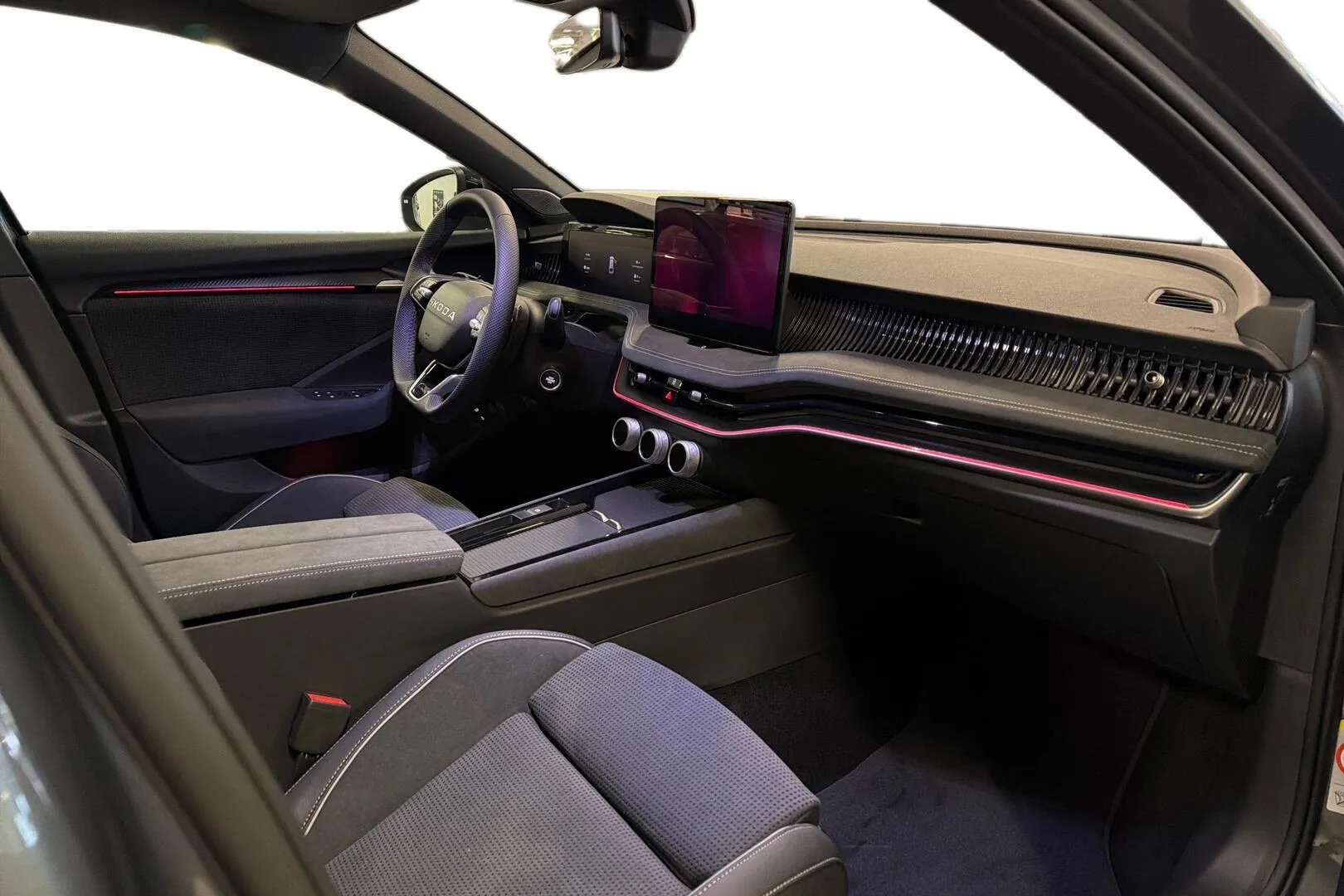 Skoda Superb ZRC-513 carousel image