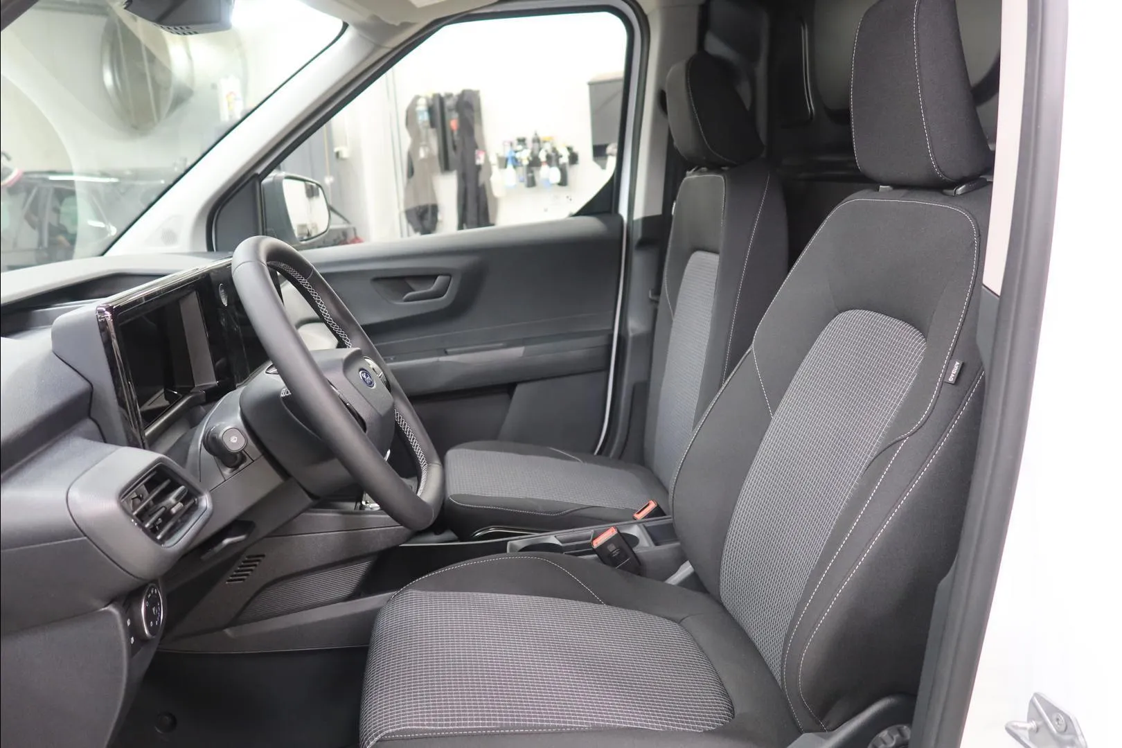 Ford Transit Courier XTR-729 carousel image