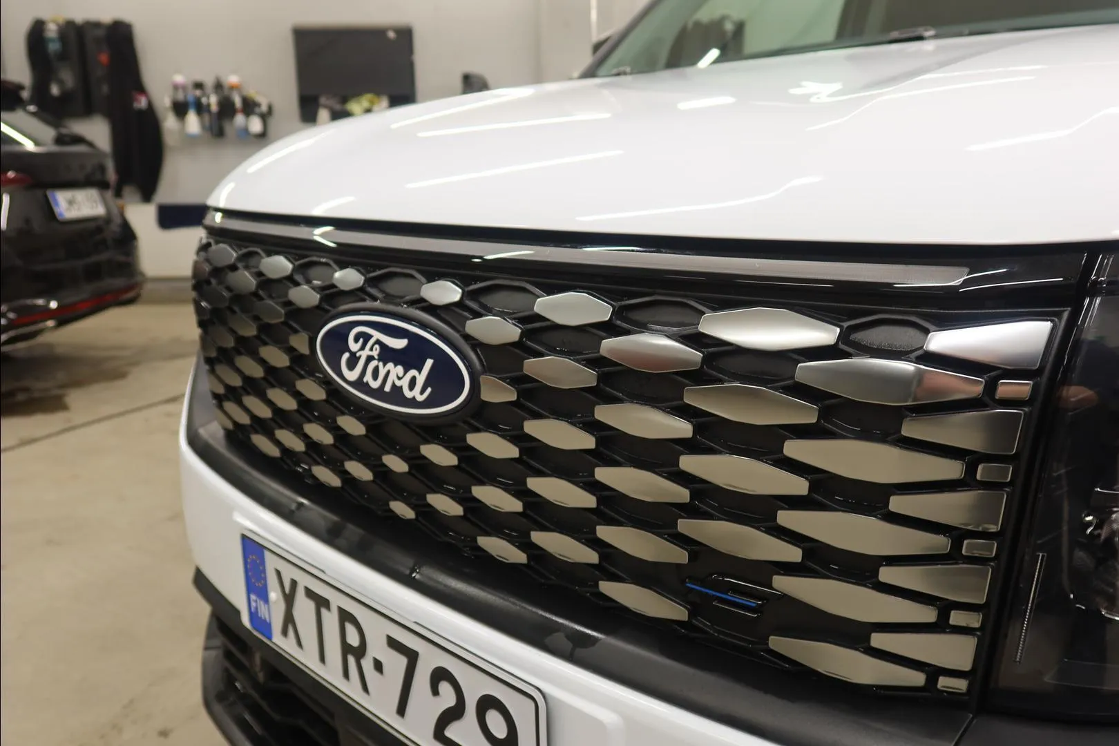 Ford Transit Courier XTR-729 carousel image