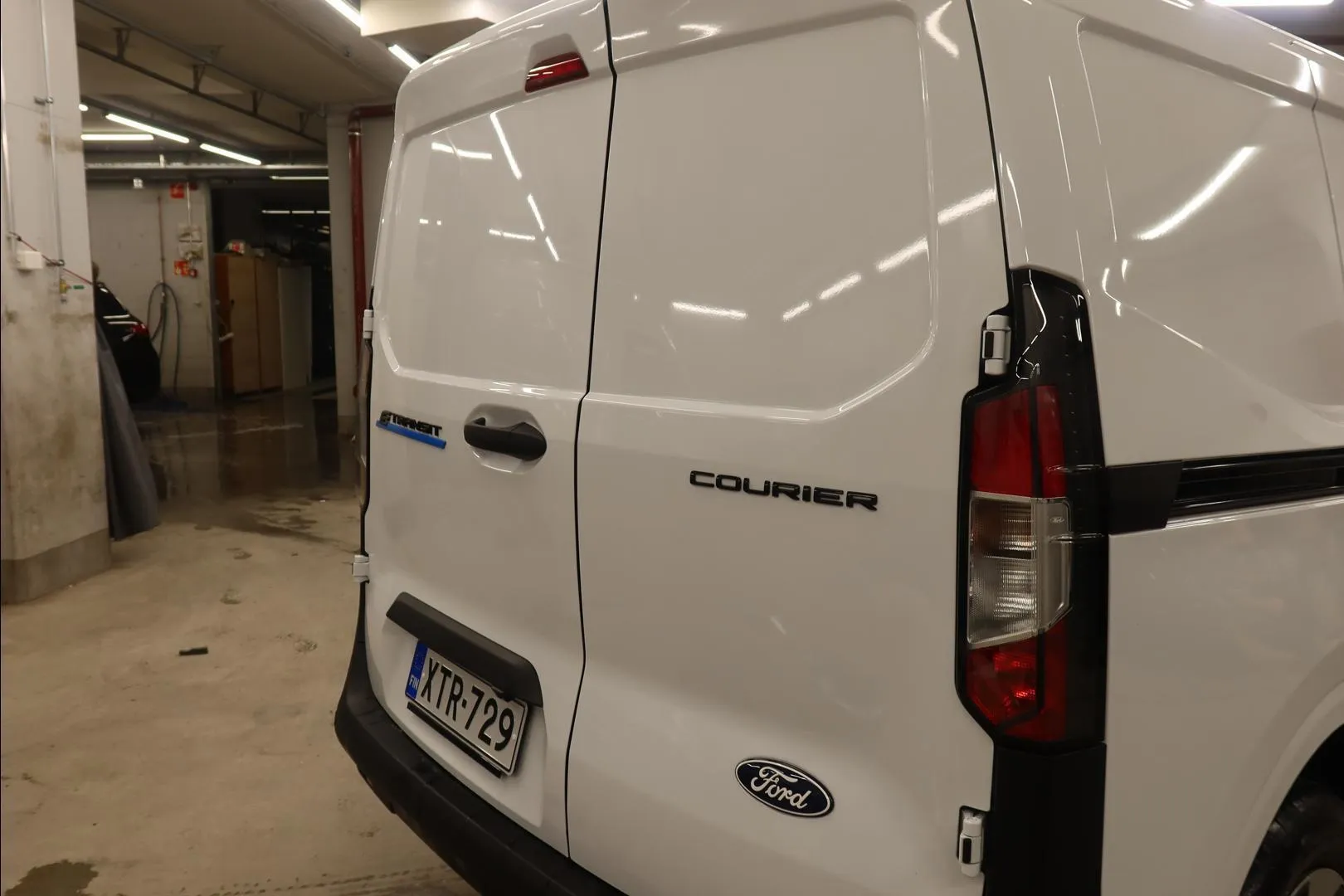 Ford Transit Courier XTR-729 carousel image