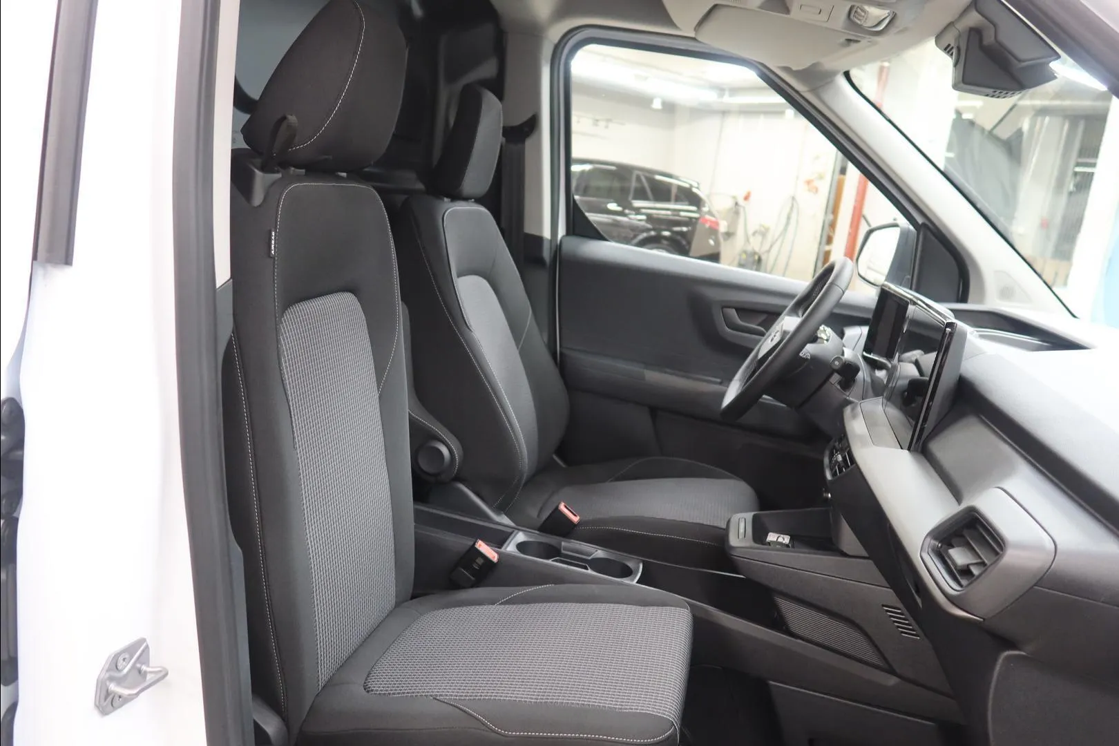 Ford Transit Courier XTR-729 carousel image