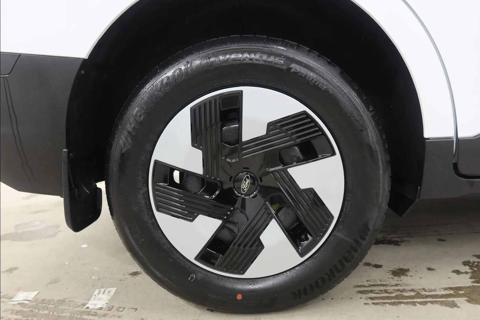 Ford Transit Courier XTR-729 carousel image