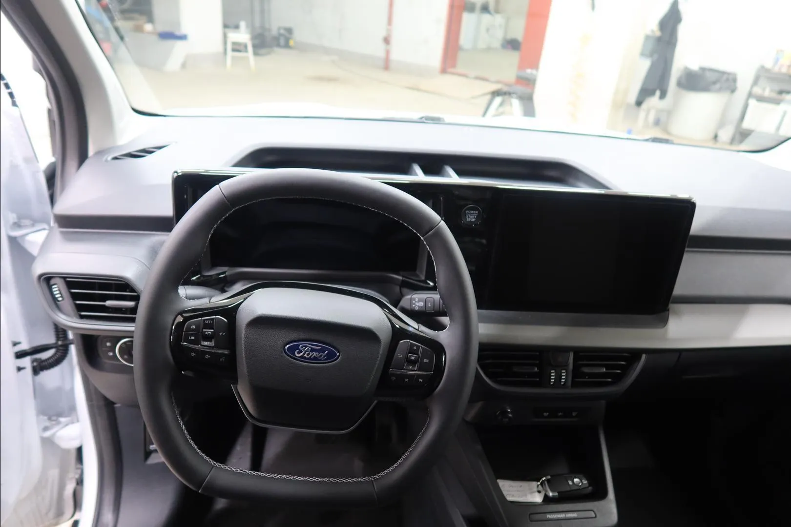 Ford Transit Courier XTR-729 carousel image