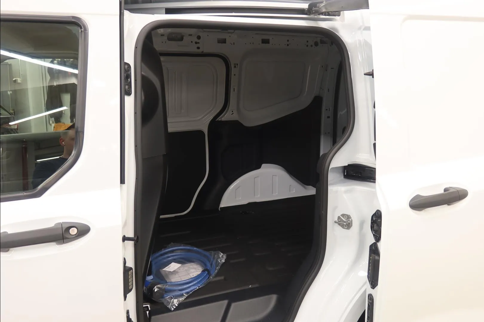 Ford Transit Courier XTR-729 carousel image