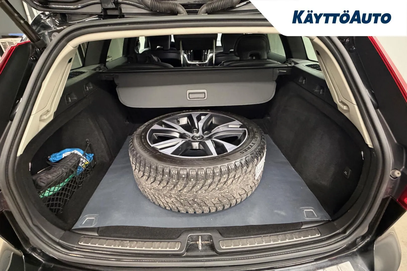 Volvo V60 YXN-536 carousel image