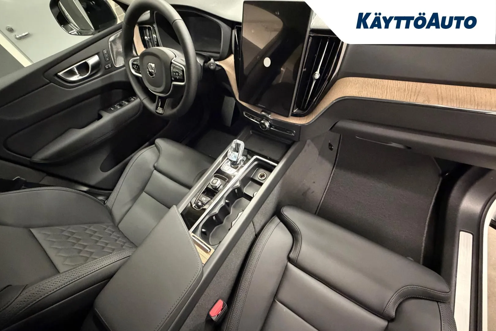 Volvo XC60 YMG-604 carousel image