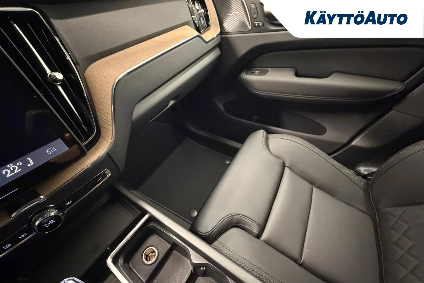 Volvo XC60 YMG-604 carousel image