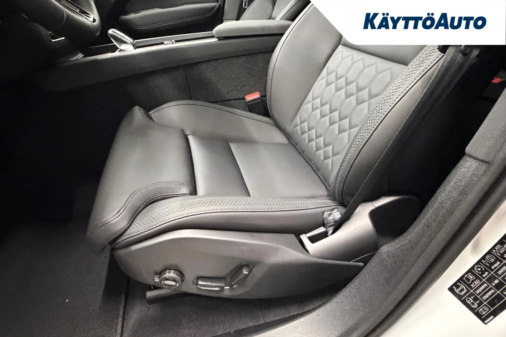 Volvo XC60 YMG-604 carousel image