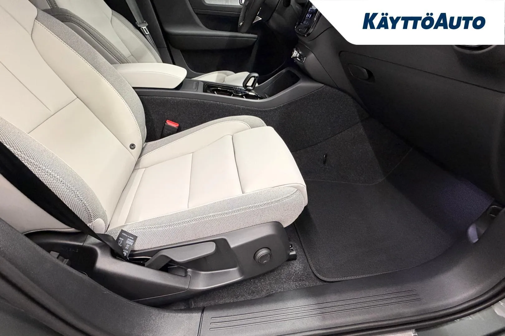 Volvo EX40 YMJ-641 carousel image