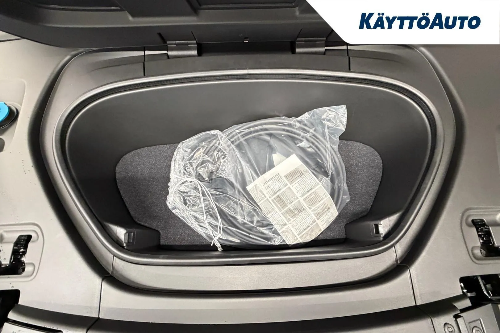 Volvo EX40 YMJ-641 carousel image