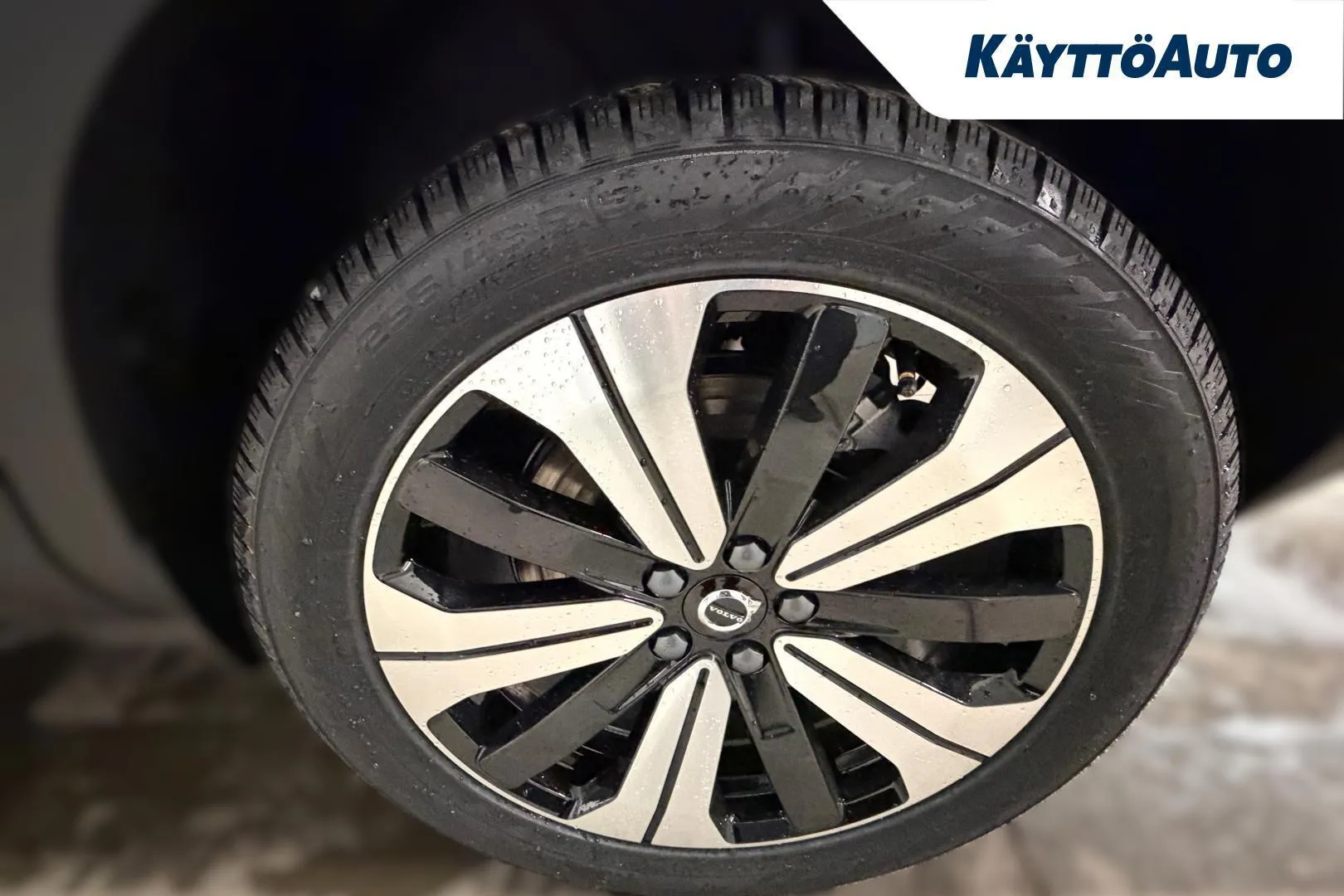 Volvo EX40 YMJ-641 carousel image