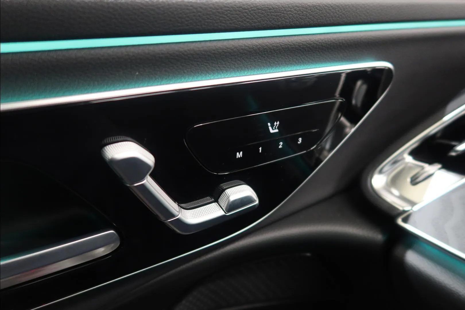 Mercedes-Benz E SZH-206 carousel image