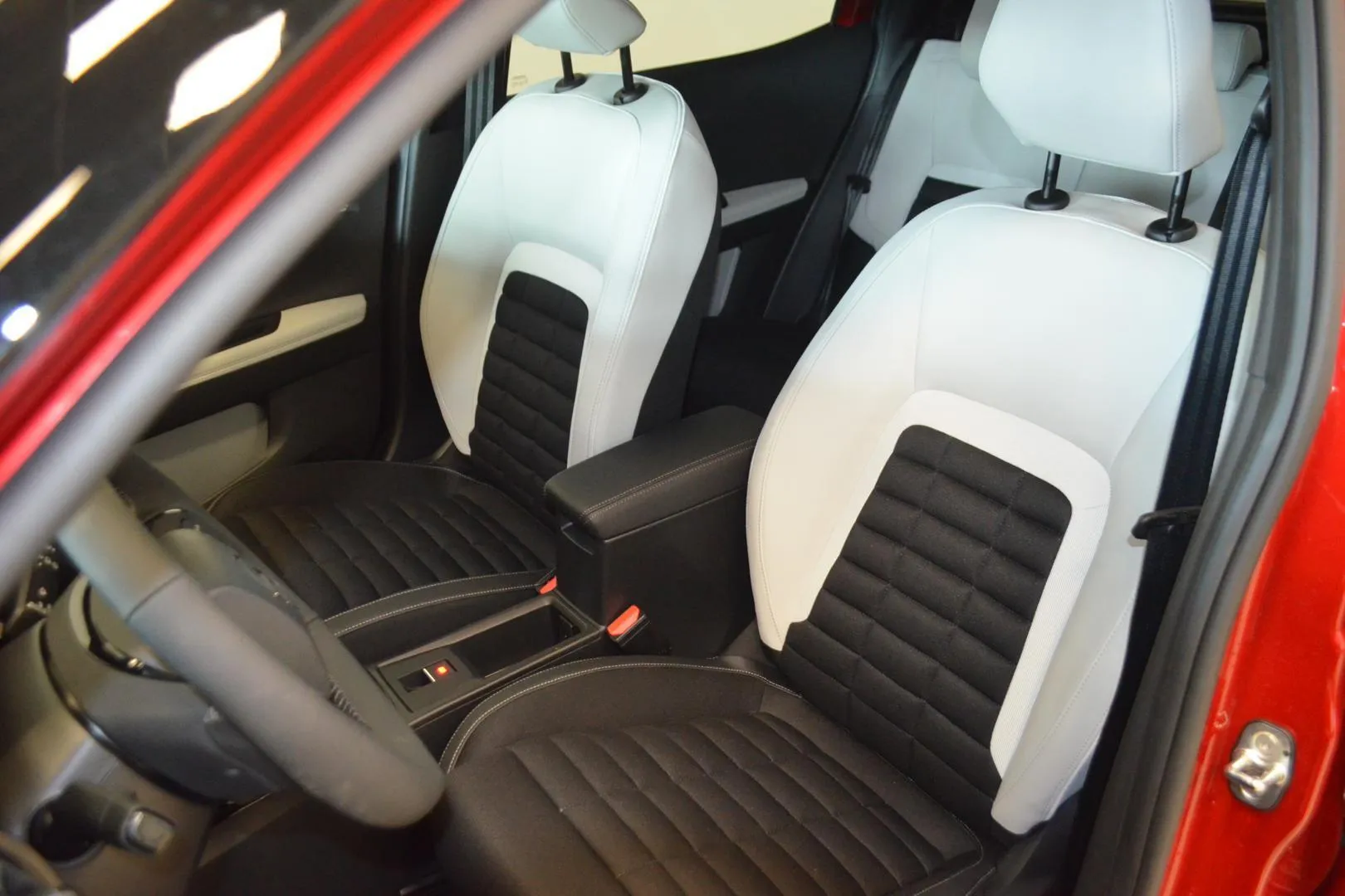 Citroen e-C3 Aircross XTN-316 carousel image