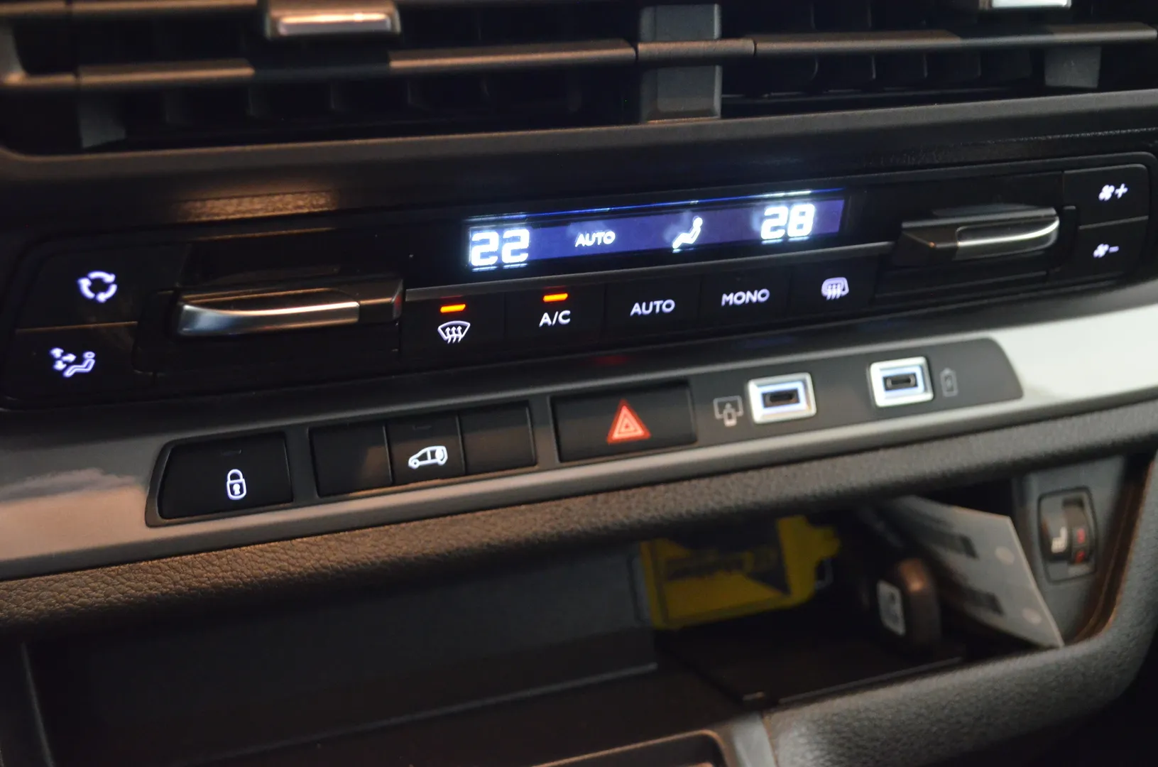 Opel Vivaro ZPS-582 carousel image