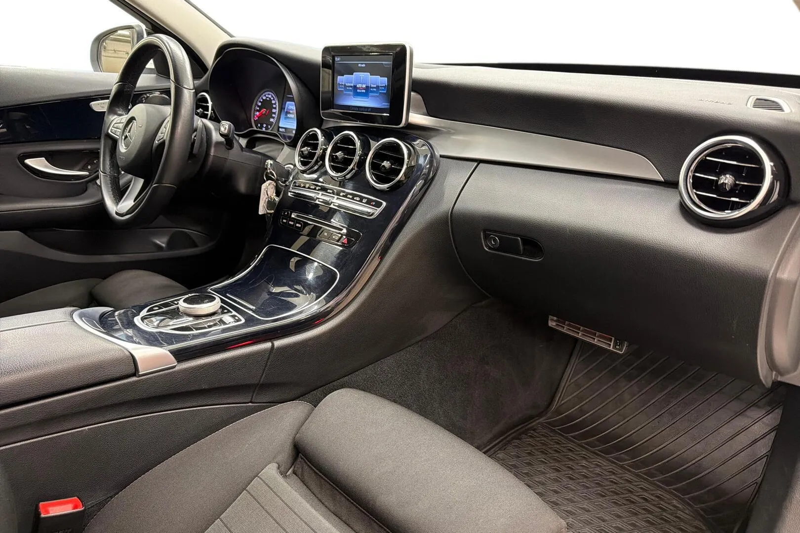 Mercedes-Benz C EPE-656 carousel image