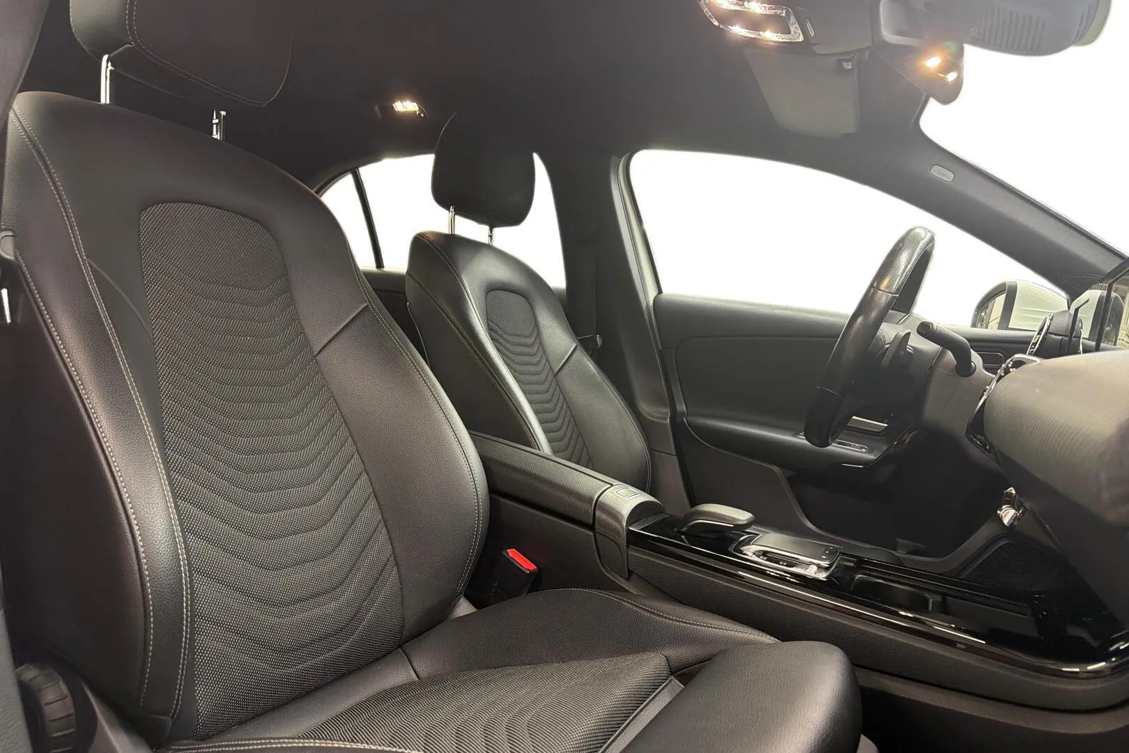 Mercedes-Benz A XVU-604 carousel image