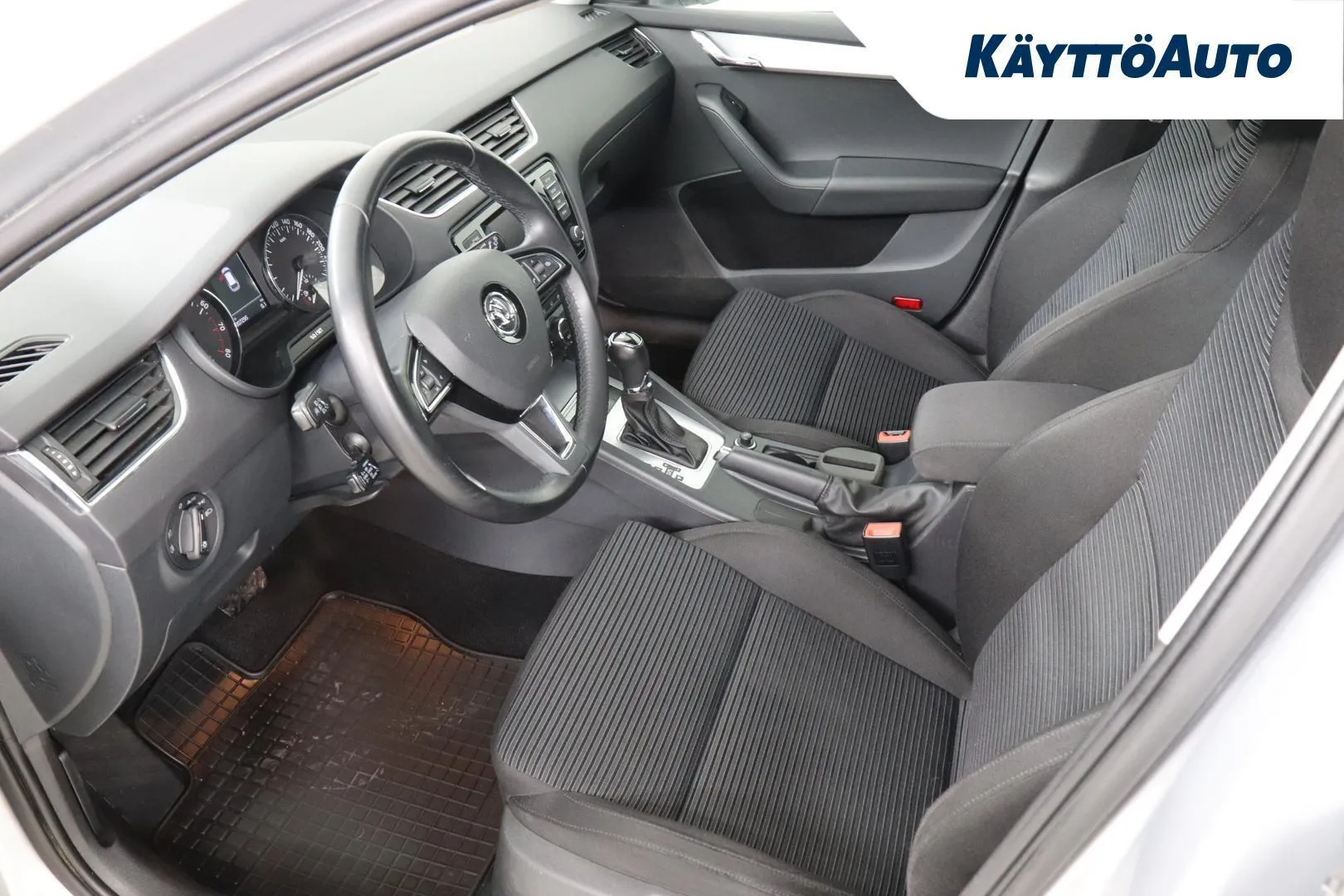 Skoda Octavia YIO-757 carousel image