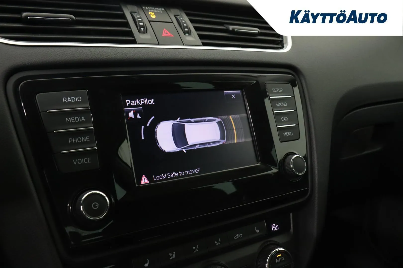 Skoda Octavia YIO-757 carousel image