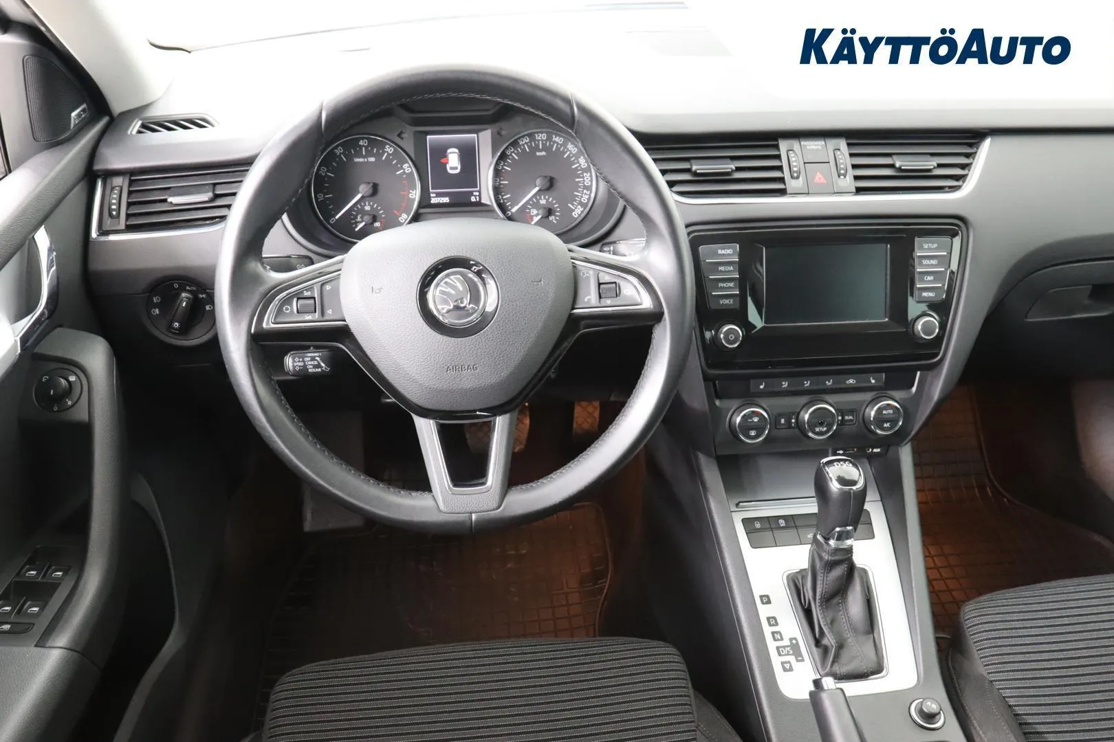 Skoda Octavia YIO-757 carousel image