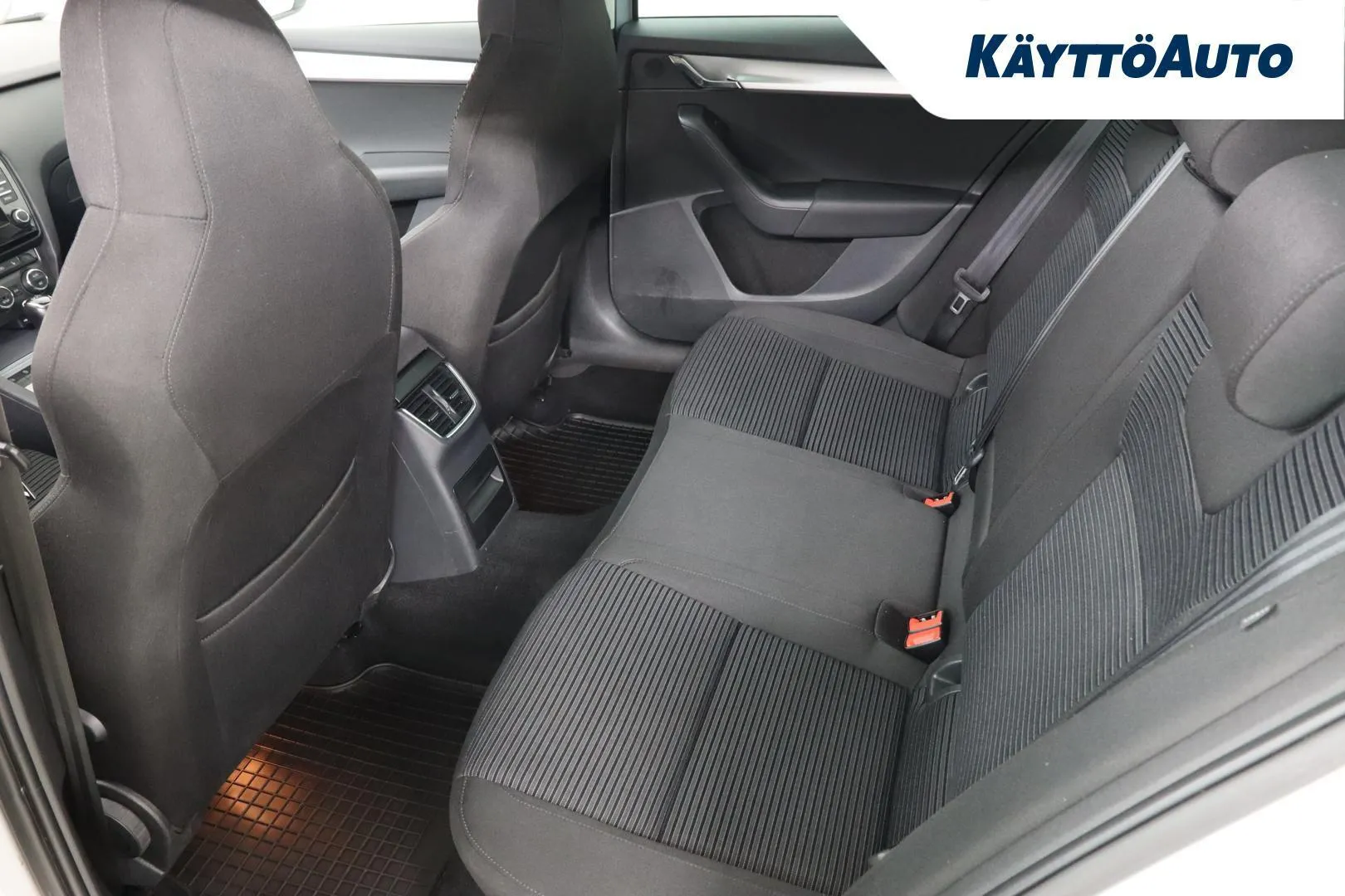 Skoda Octavia YIO-757 carousel image