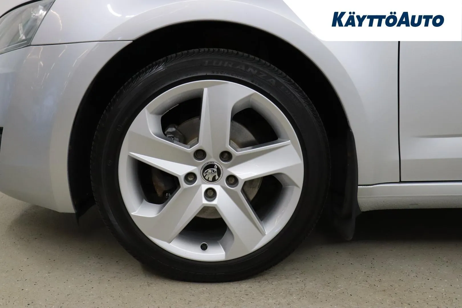 Skoda Octavia YIO-757 carousel image