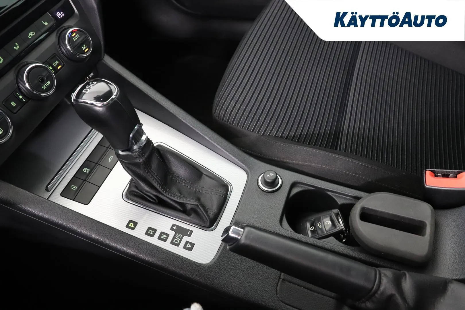 Skoda Octavia YIO-757 carousel image