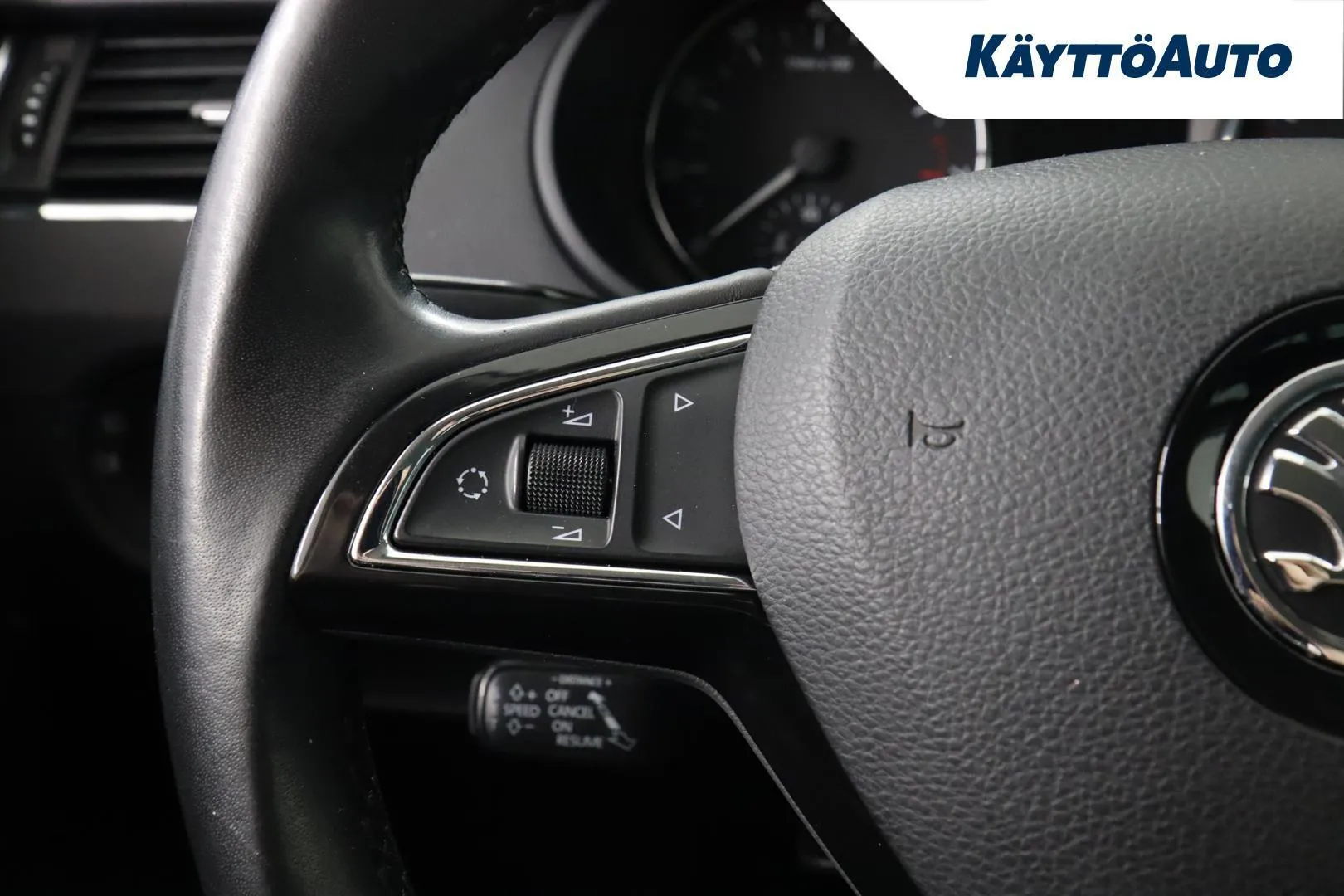 Skoda Octavia YIO-757 carousel image