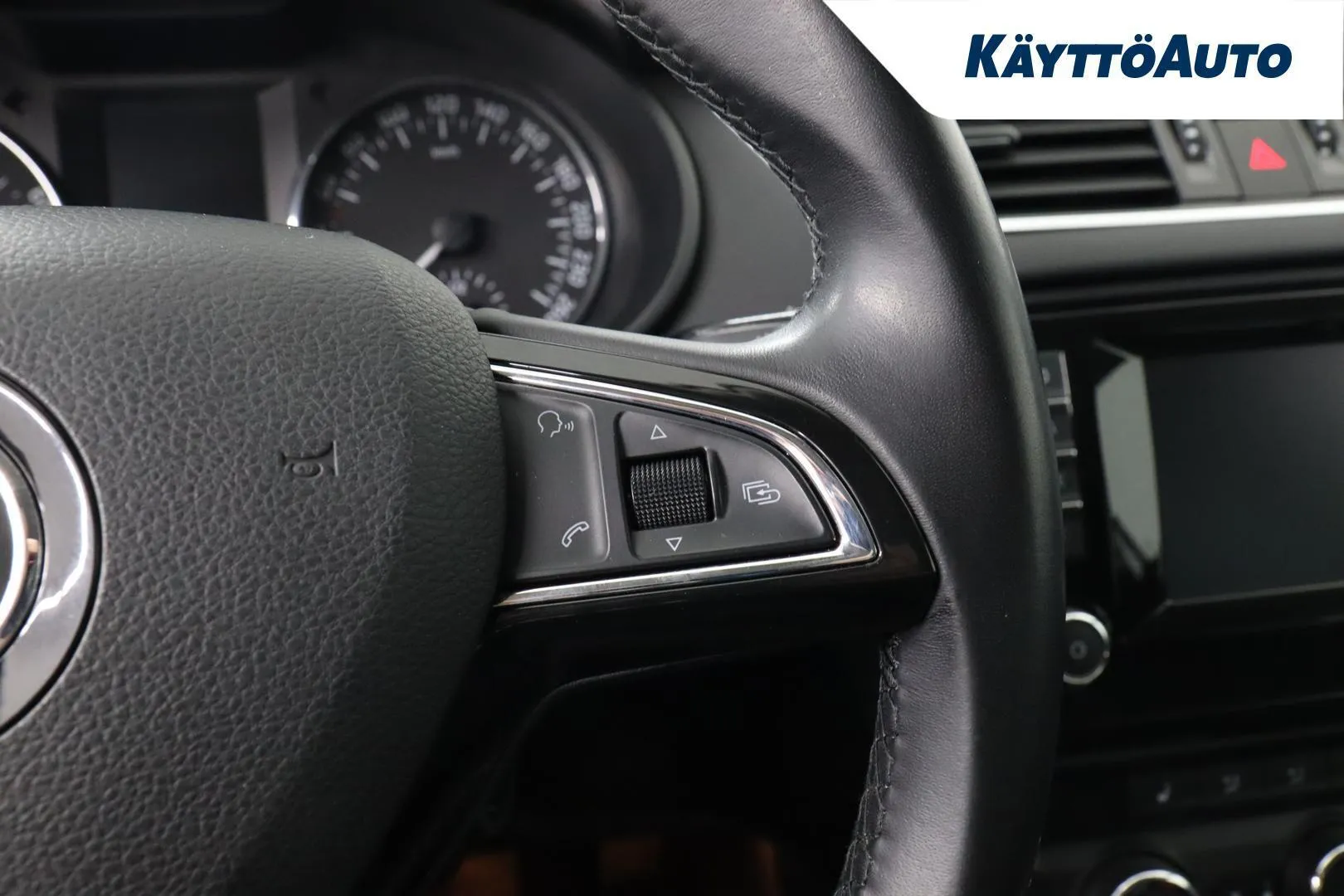 Skoda Octavia YIO-757 carousel image