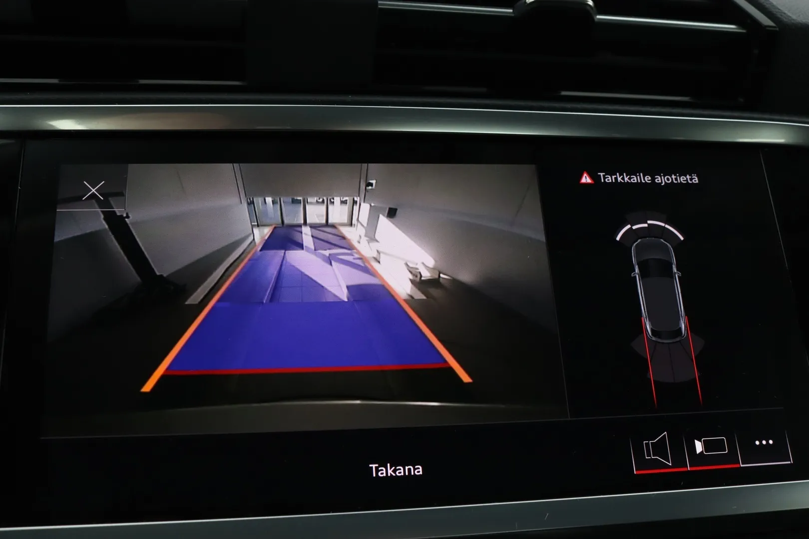 Audi Q3 LPP-180 carousel image