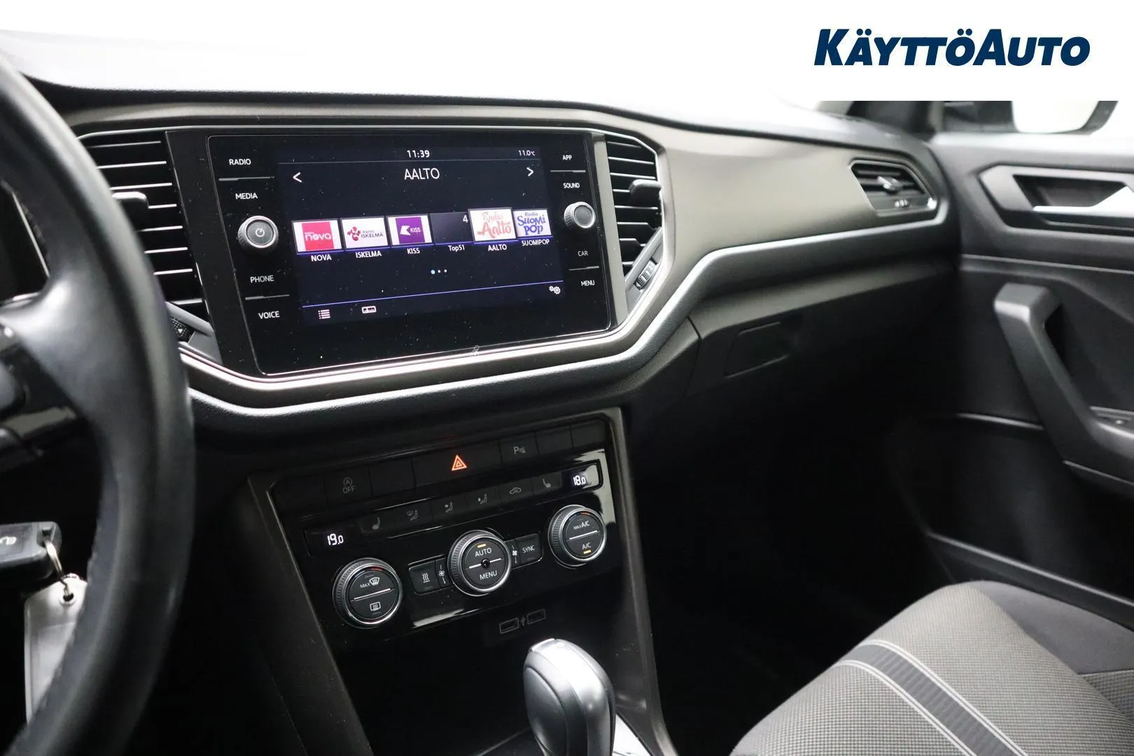 Volkswagen T-Roc GMY-678 carousel image