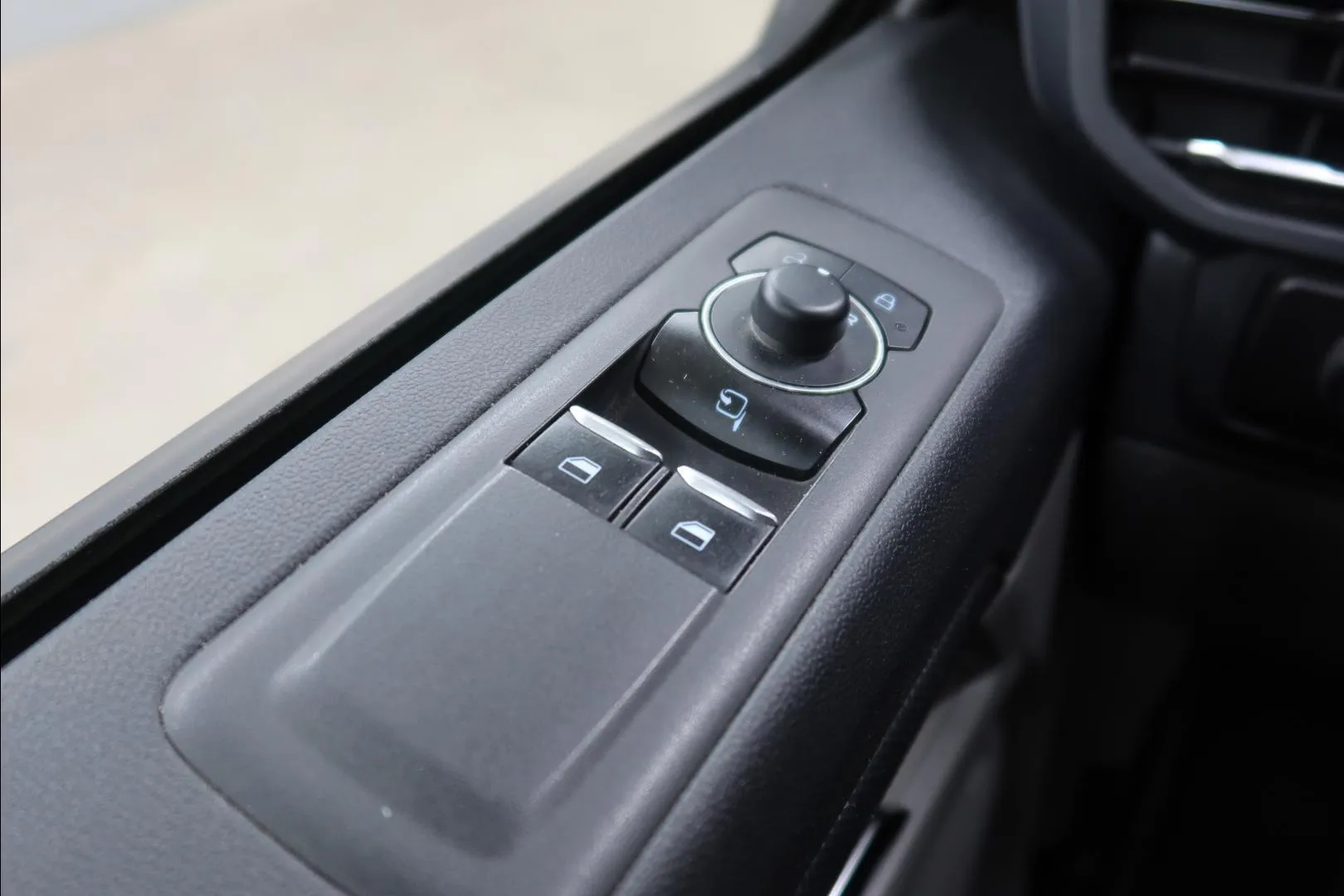 Ford Transit Custom NNF-698 carousel image