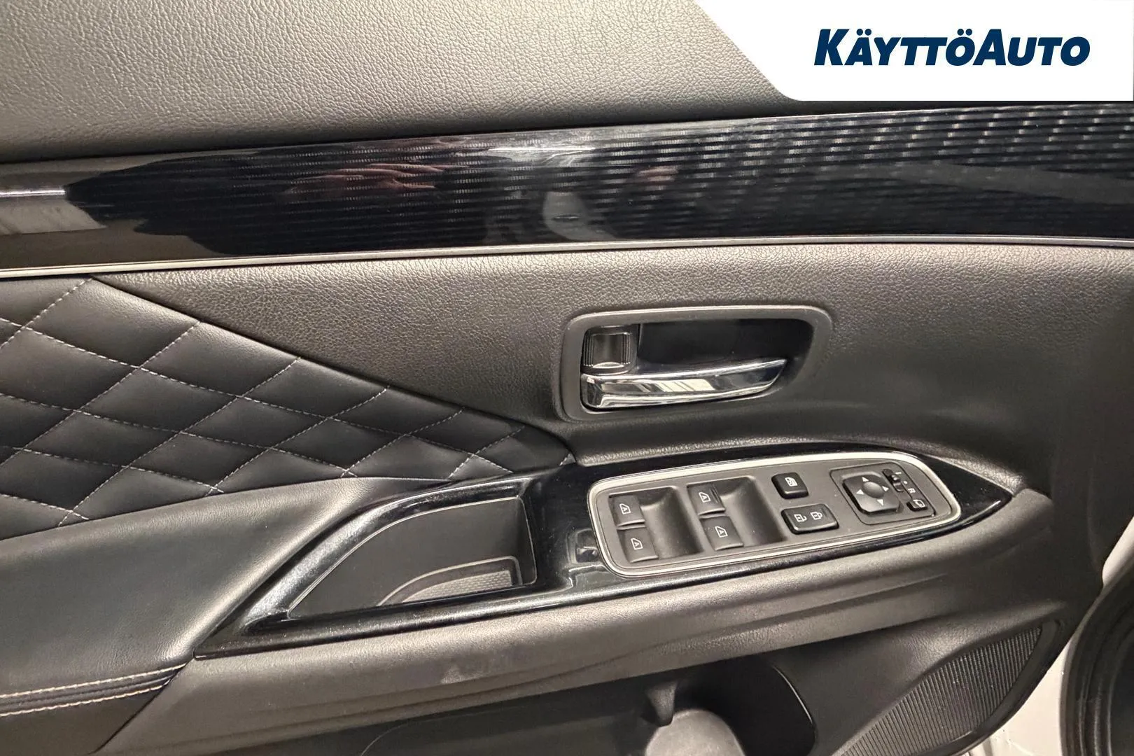 Mitsubishi Outlander PHEV IPK-369 carousel image