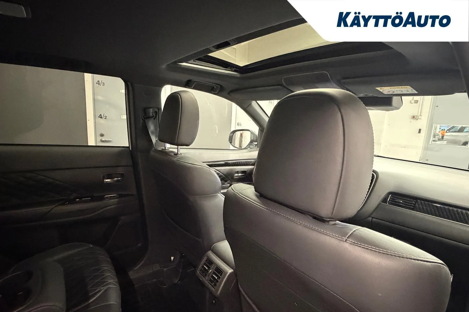 Mitsubishi Outlander PHEV IPK-369 carousel image