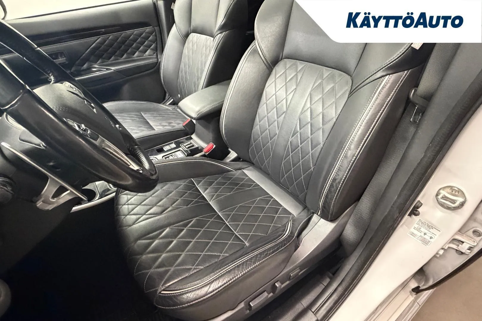 Mitsubishi Outlander PHEV IPK-369 carousel image