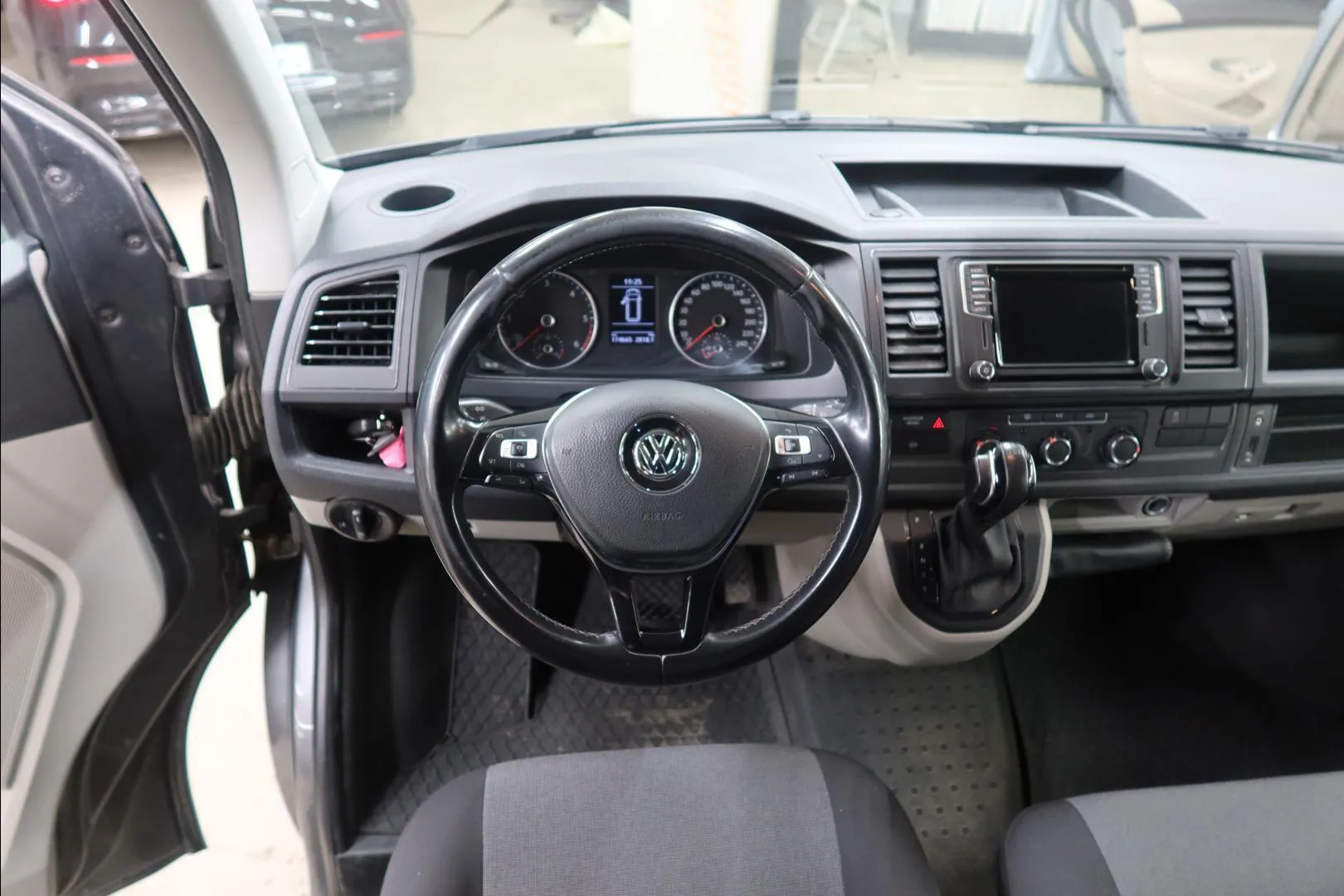 Volkswagen Transporter BXJ-446 carousel image