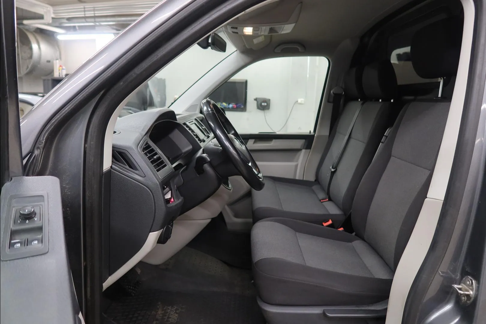 Volkswagen Transporter BXJ-446 carousel image