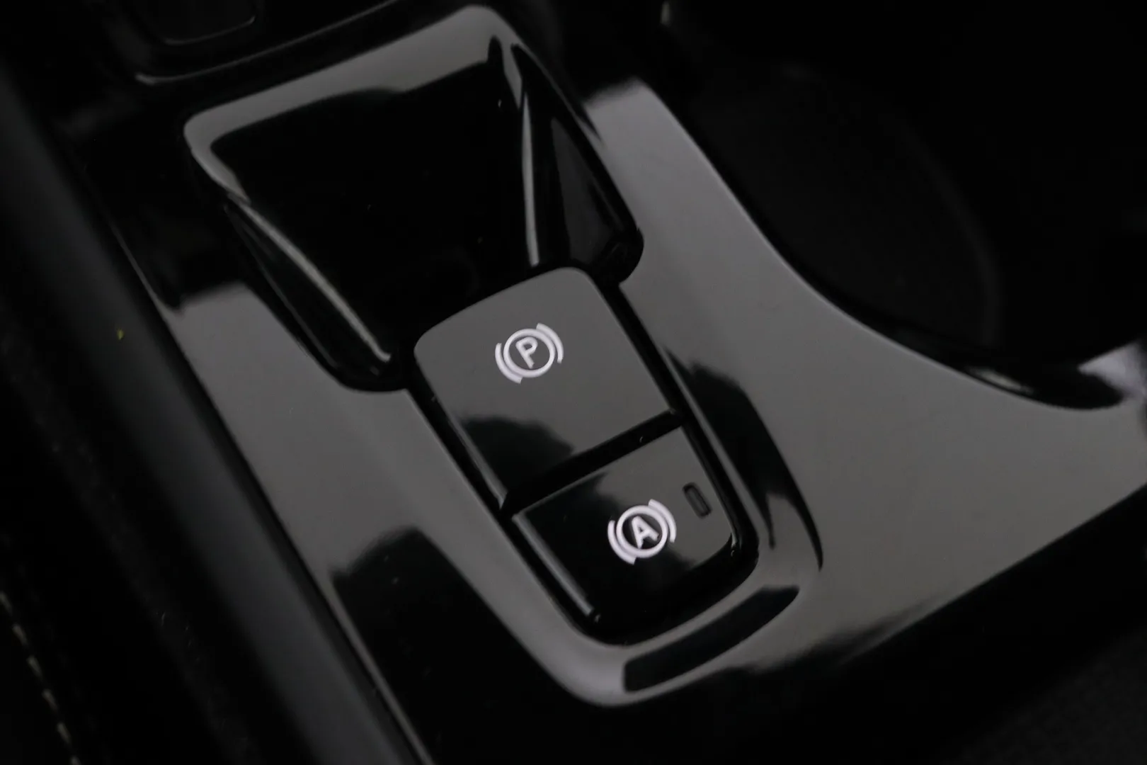 Volvo XC40 ZMU-703 carousel image