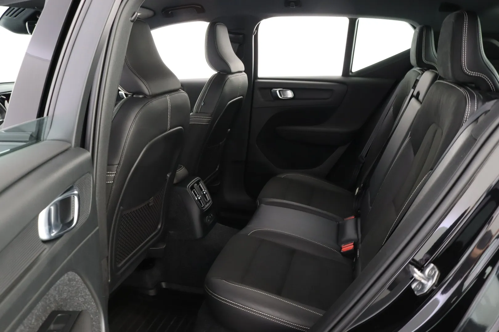 Volvo XC40 ZMU-703 carousel image