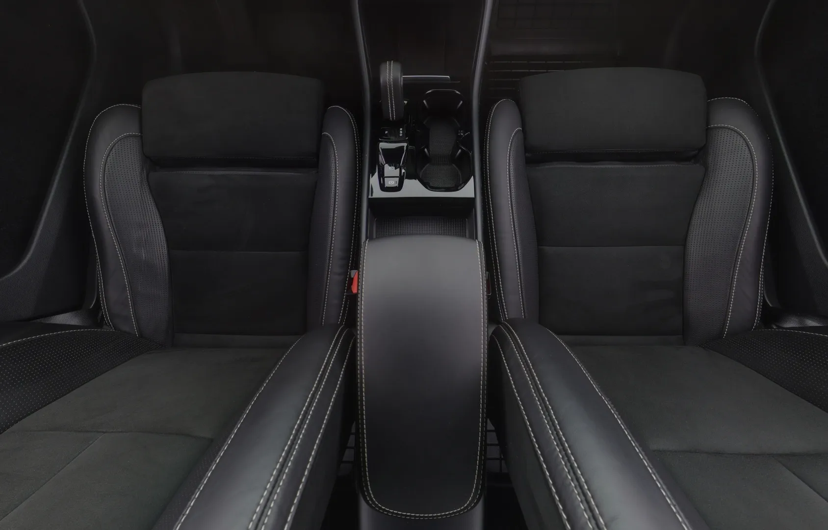 Volvo XC40 ZMU-703 carousel image