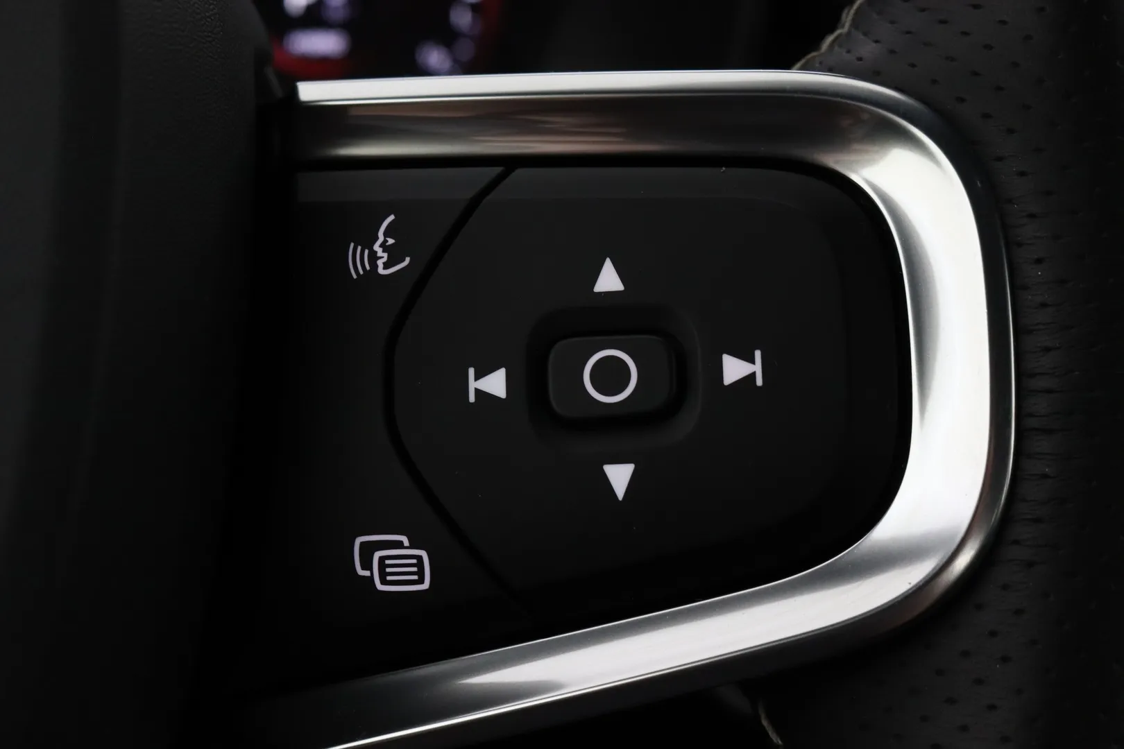 Volvo XC40 ZMU-703 carousel image