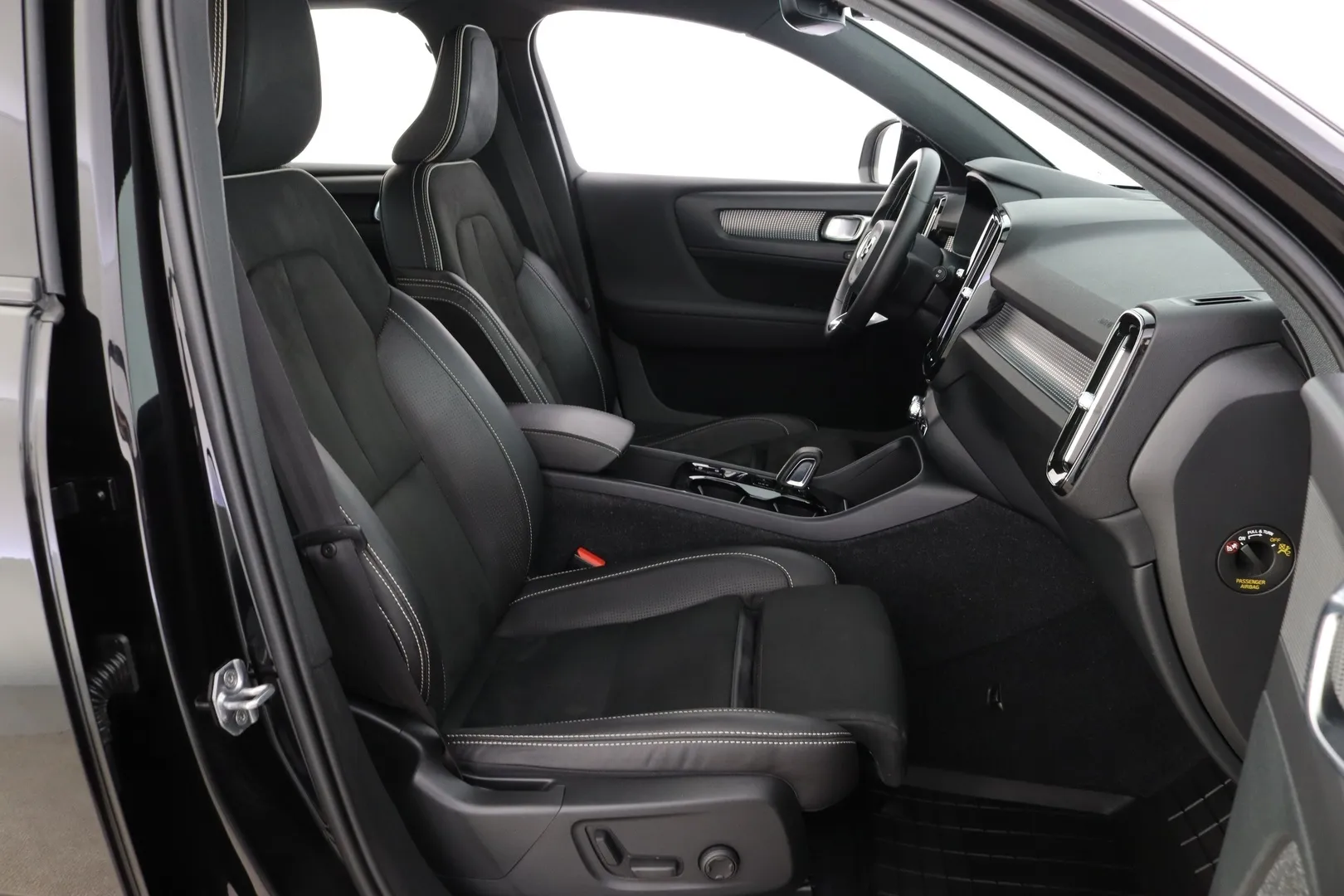 Volvo XC40 ZMU-703 carousel image