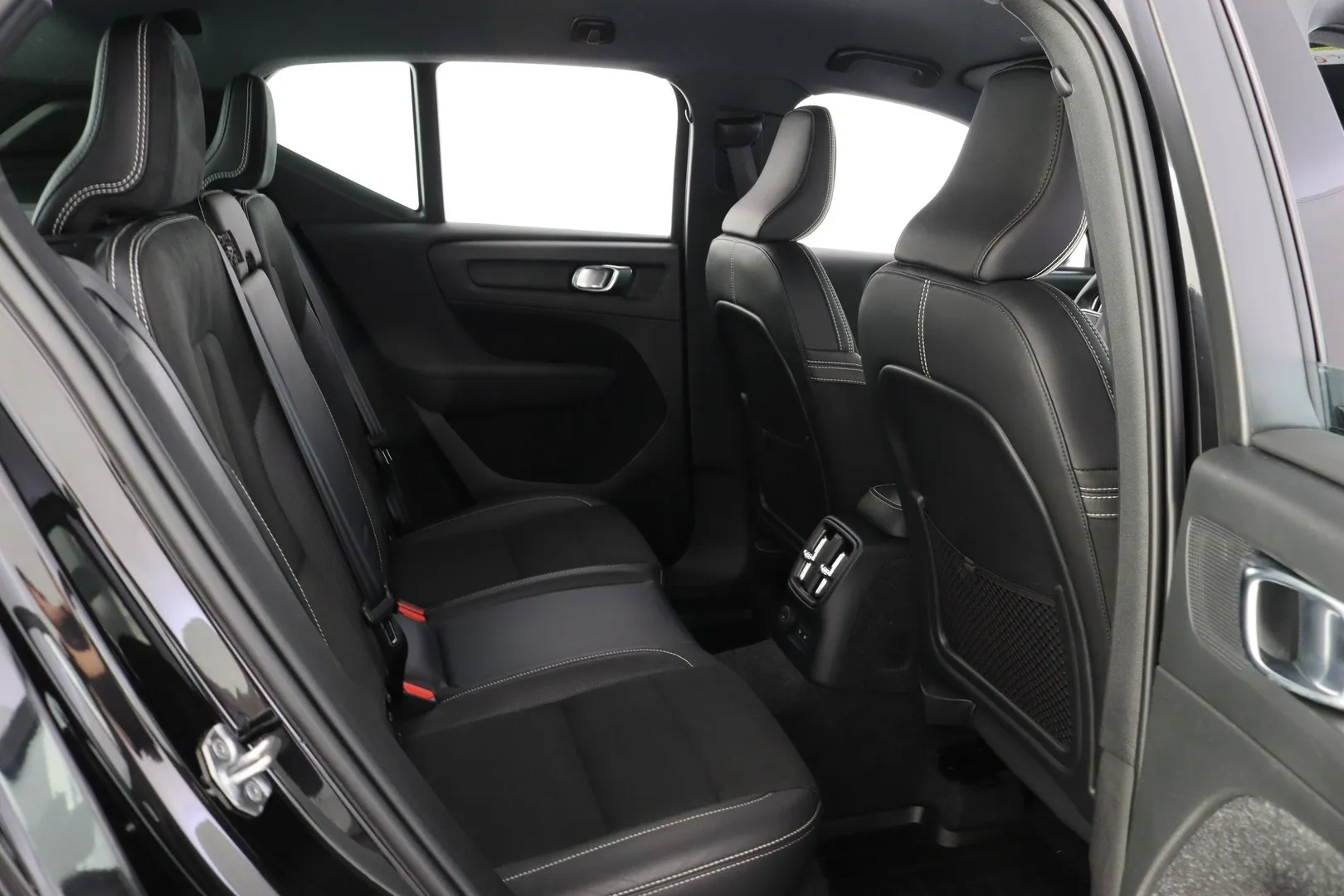 Volvo XC40 ZMU-703 carousel image