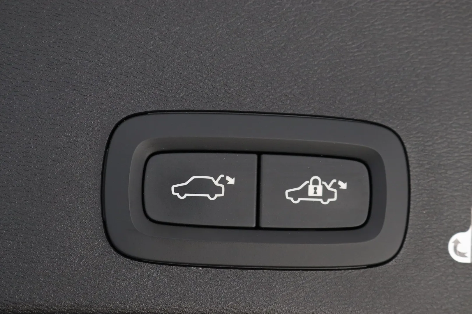 Volvo XC40 ZMU-703 carousel image