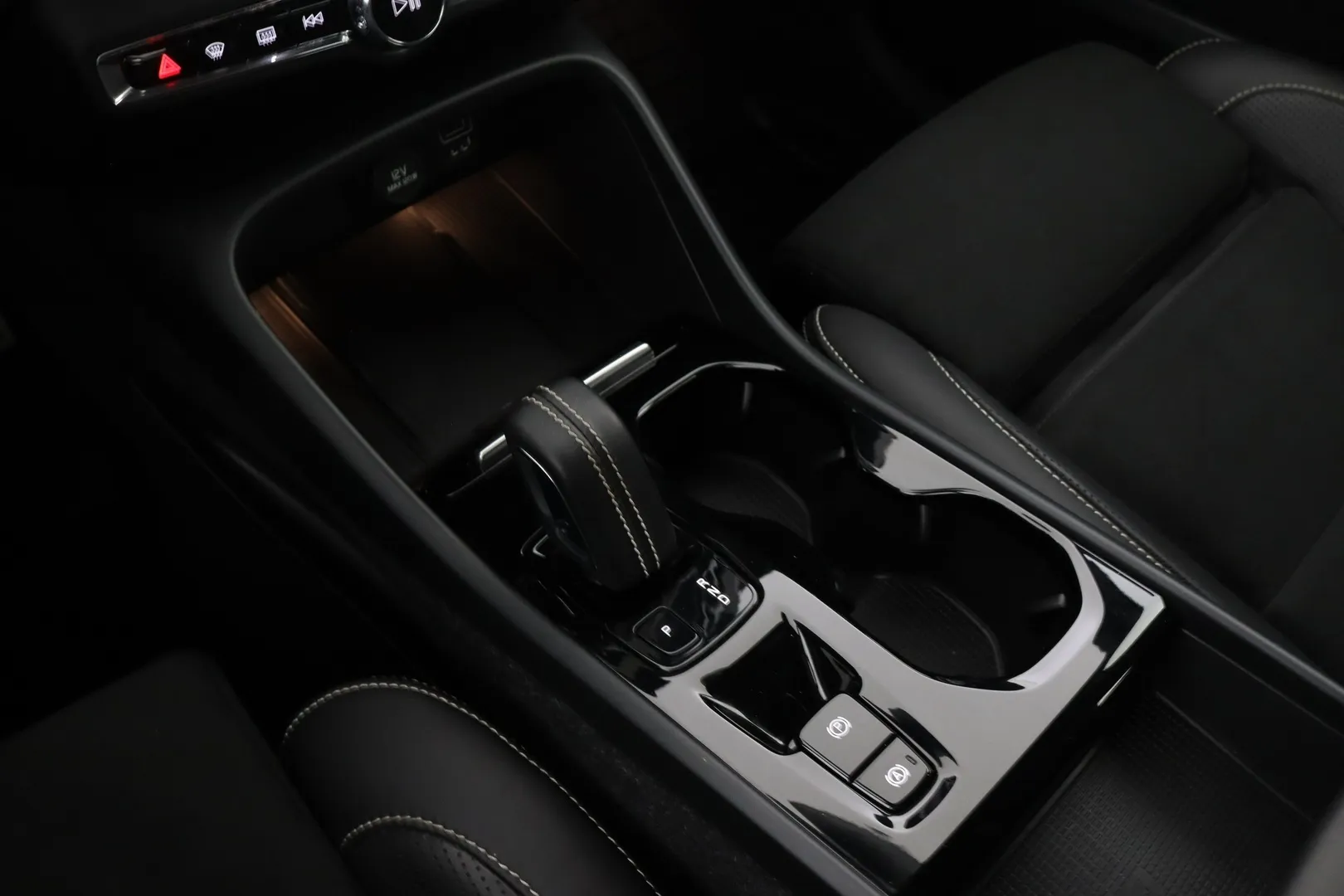 Volvo XC40 ZMU-703 carousel image