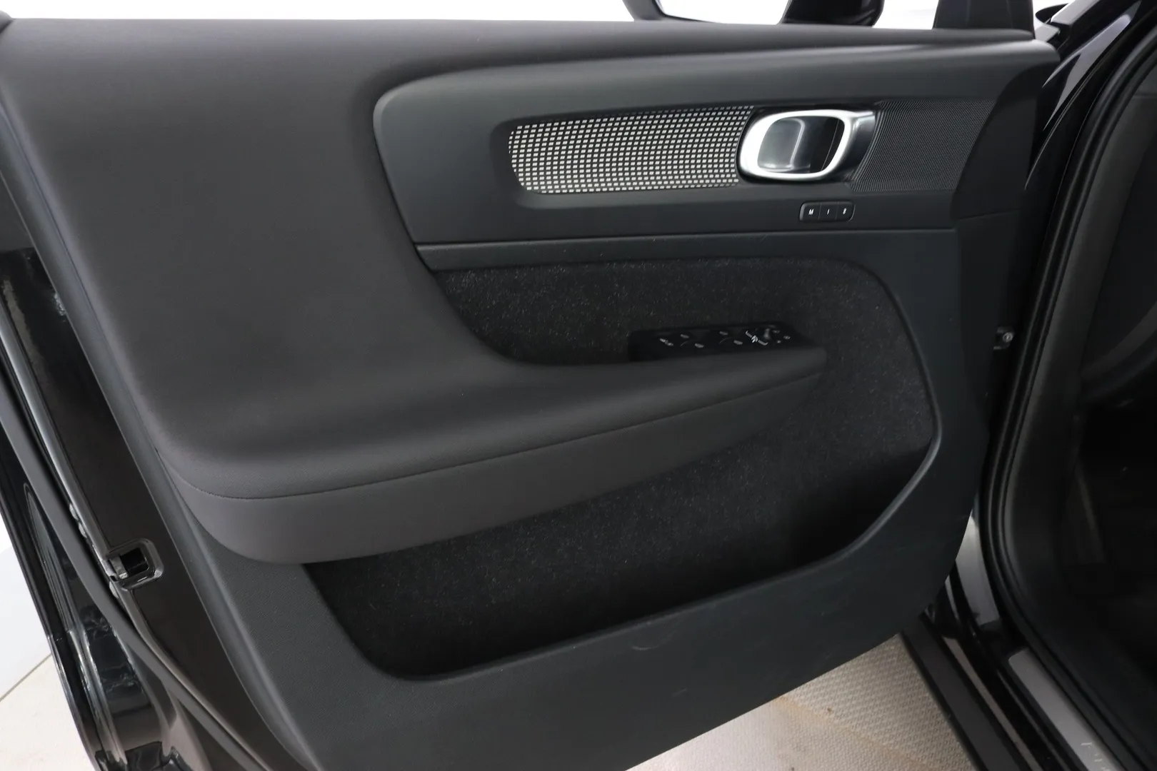 Volvo XC40 ZMU-703 carousel image