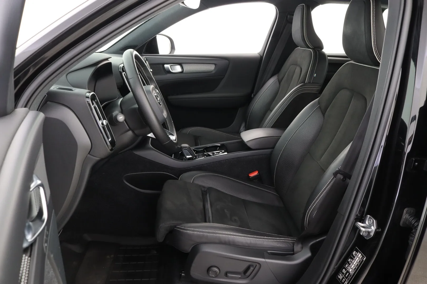 Volvo XC40 ZMU-703 carousel image