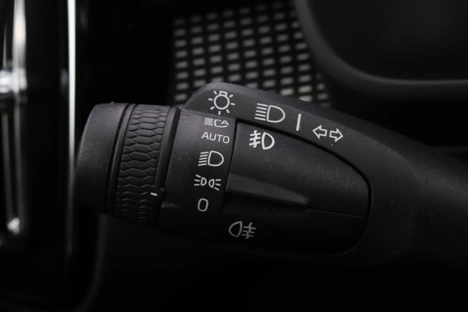 Volvo XC40 ZMU-703 carousel image