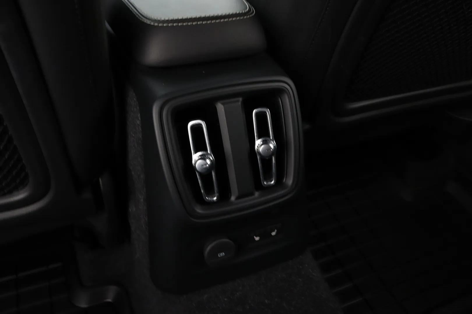 Volvo XC40 ZMU-703 carousel image